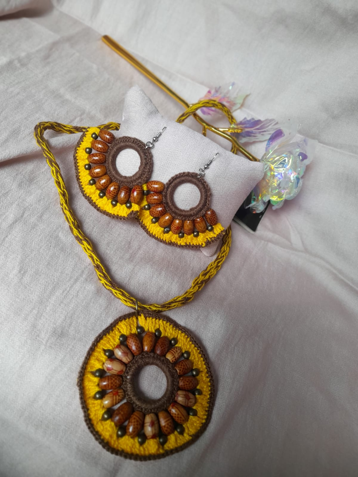 conjunto colar e brinco de croche amarelo-feito por Biguaçu