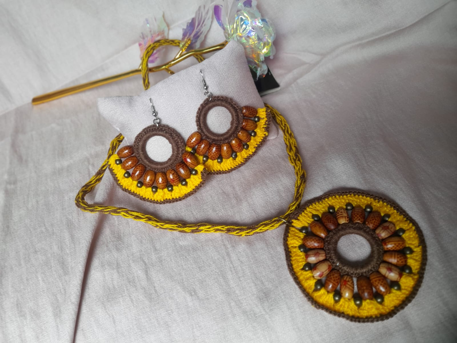 conjunto colar e brinco de croche amarelo-feito por Biguaçu