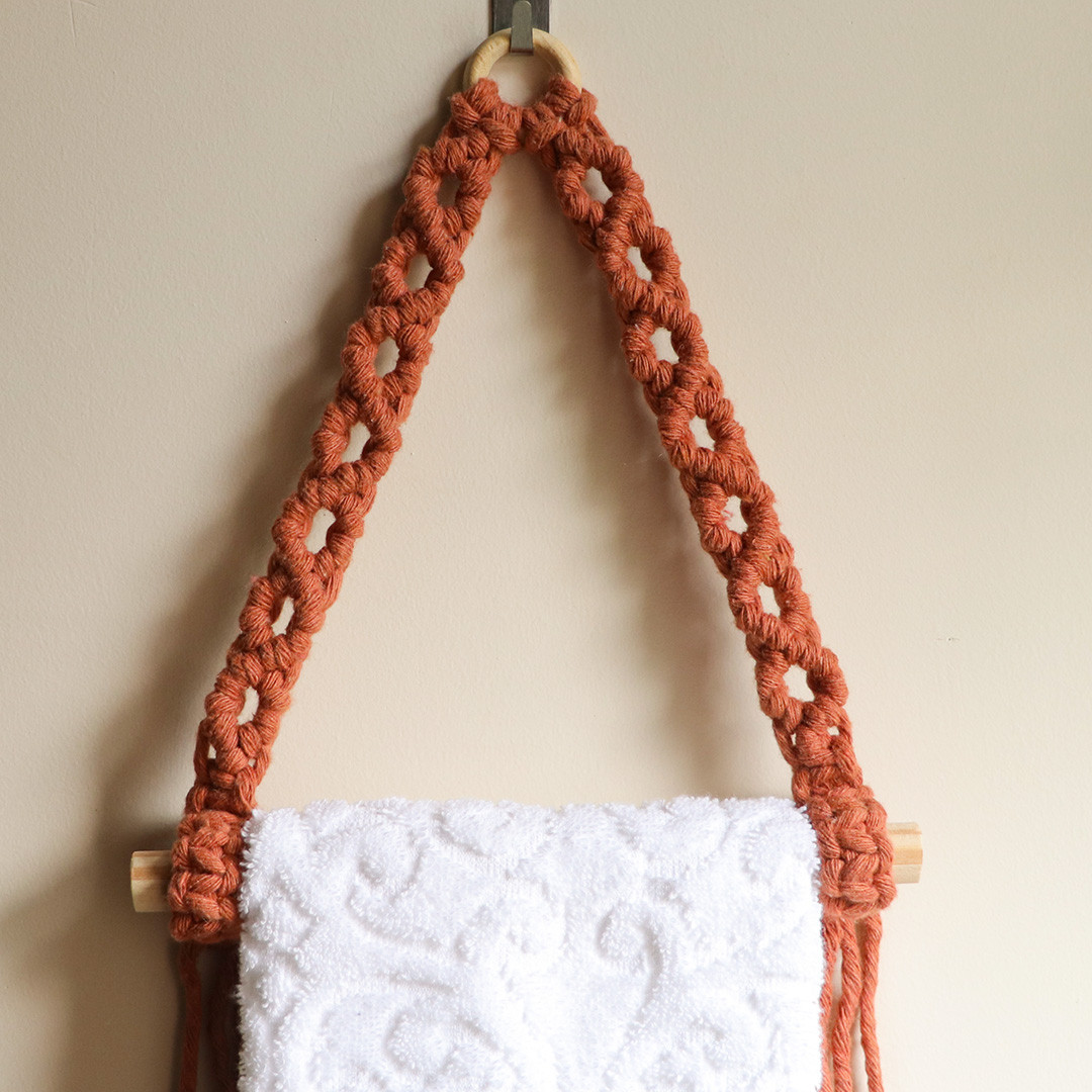 Suporte em macrame para papel higienico 2.jpg