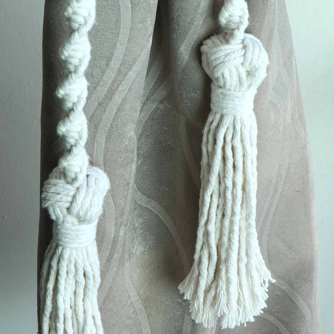 prendedor de cortina em macrame 260g,trama75cm,tassel 22cm, 4cmx118cm total.jpg